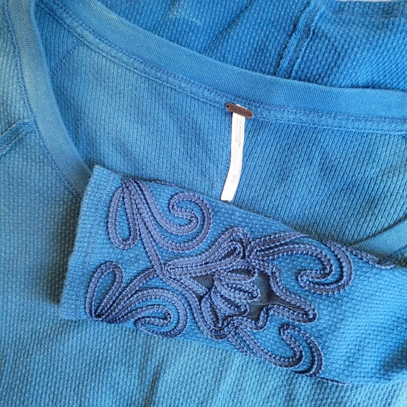 🍒RARE🍒 FREE PEOPLE TWILIGHT OMBRE MASQUERADE THERMAL CUFF - Picture 3 of 5